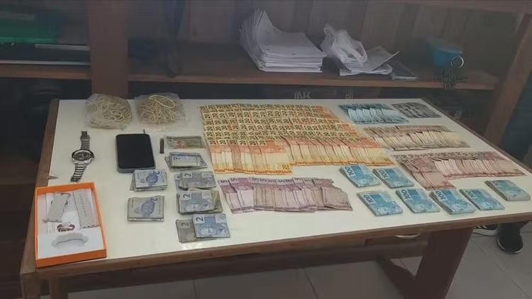 Parte do dinheiro furtado foi recuperado pela Polícia Civil — Foto: Reprodução