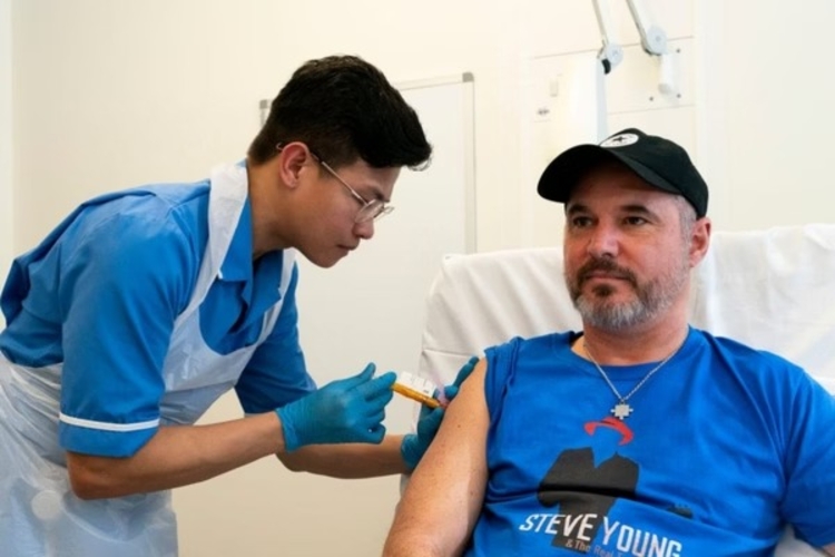 Foto: Reprodução Instagram / Steve Young, um músico de 52 anos, recebeu a primeira dose do imunizante