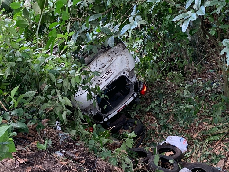 Cinco pessoas estavam no veículo - Foto: Caio Guarlotte/ Portal do Holanda