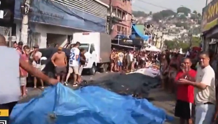 Mortos foram colocados em praça por moradores - Foto: Reprodução TV Globo