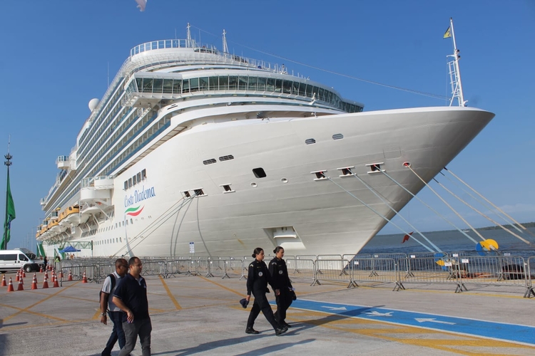 Navio está sendo usado como hospedagem flutuante - Foto: Ronaldo Siqueira/Portal do Holanda