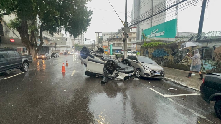 Carro capotou após a batida - Foto: Divulgação 