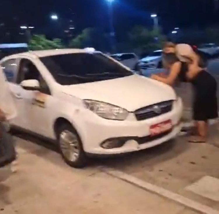 Mulher que acompanhava a vítima ficou desesperada - Foto: Divulgação