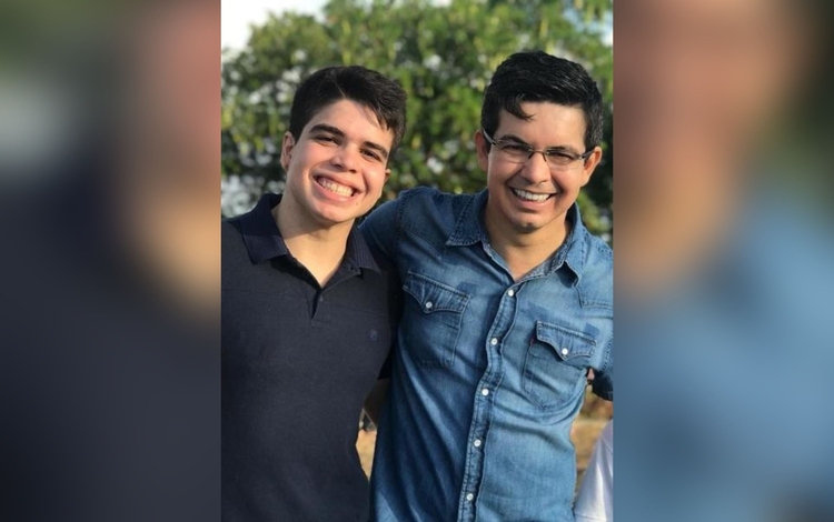 Senador Randolfe Rodrigues e o filho Gabriel Martí. - Foto: Reprodução Facebook @randolferodrigues