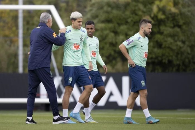 Pedro em treino na França - Foto: Lucas Figueiredo/CBF