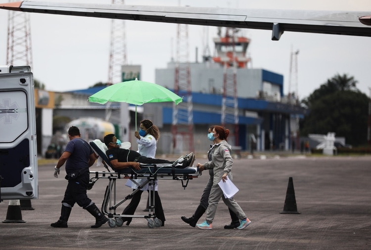 Paciente sendo transferido de Coari para Manaus - Foto: Divulgação 