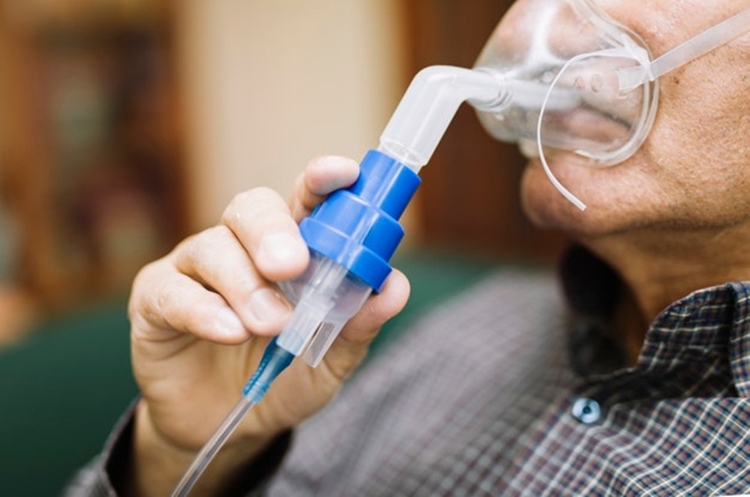 Paciente faz uso de nebulização. Foto: Divulgação/ CRM