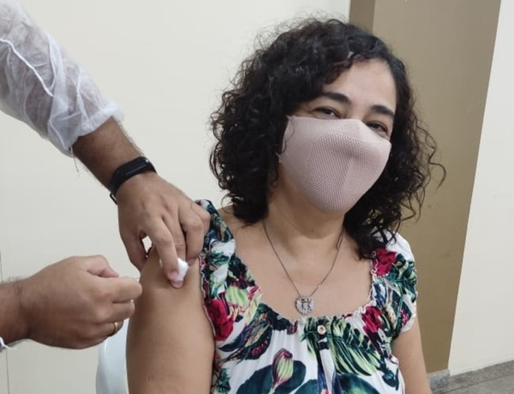 Professora da Semed recebe imunizante. Foto: Divulgação/ Semed