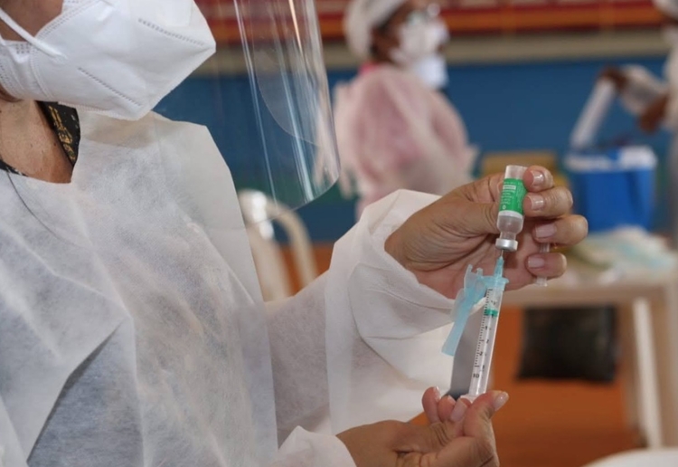 Vacina de Oxford sendo aplicada em Manaus - Foto: Jander Robson / Portal do Holanda