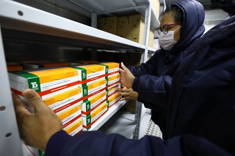 O Butantan passou a trabalhar 24 horas por dia, sete dias por semana, para agilizar a produção e envase das vacinas - Foto: Secom
