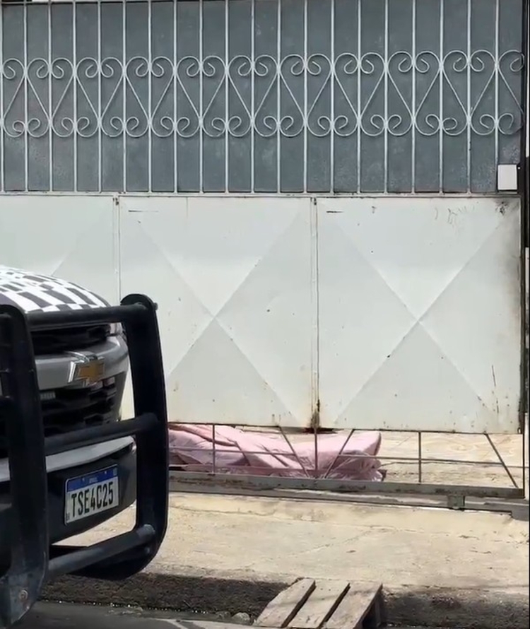 Corpo no pátio da casa - Foto: Neto Silva/Portal do Holanda