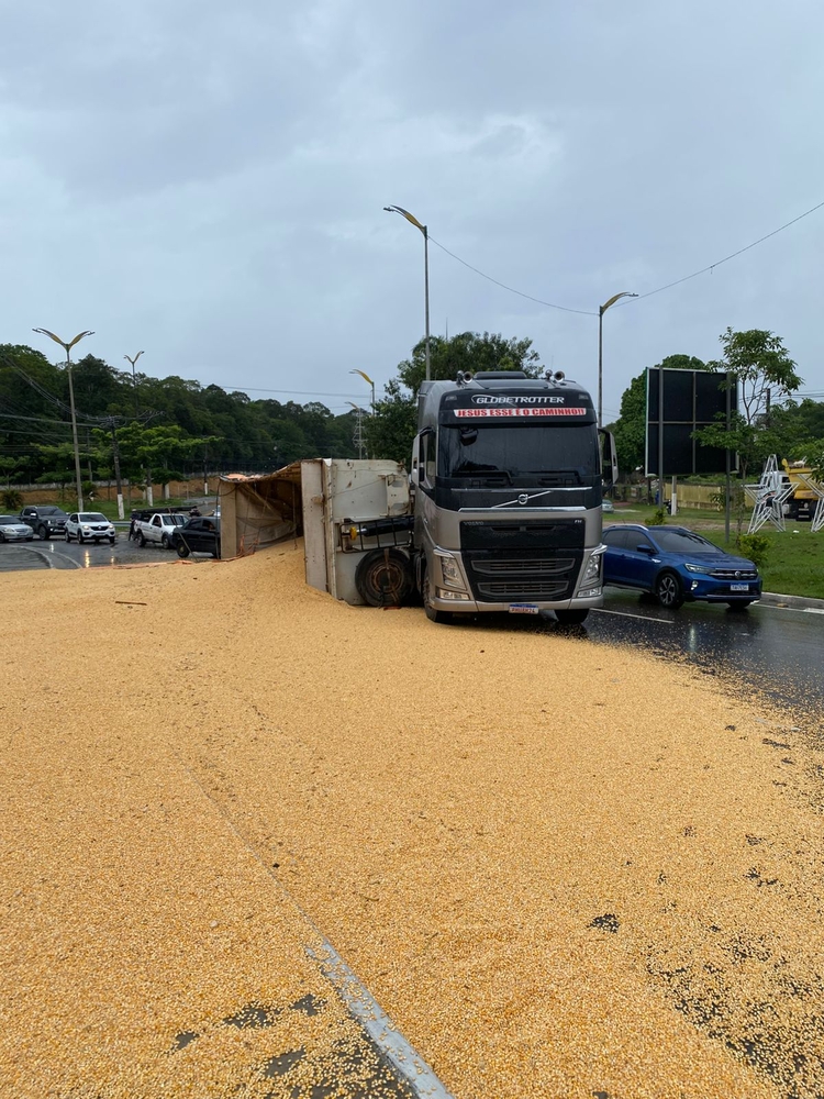 Milho ficou espalhado pela pista - Foto: Divulgação 
