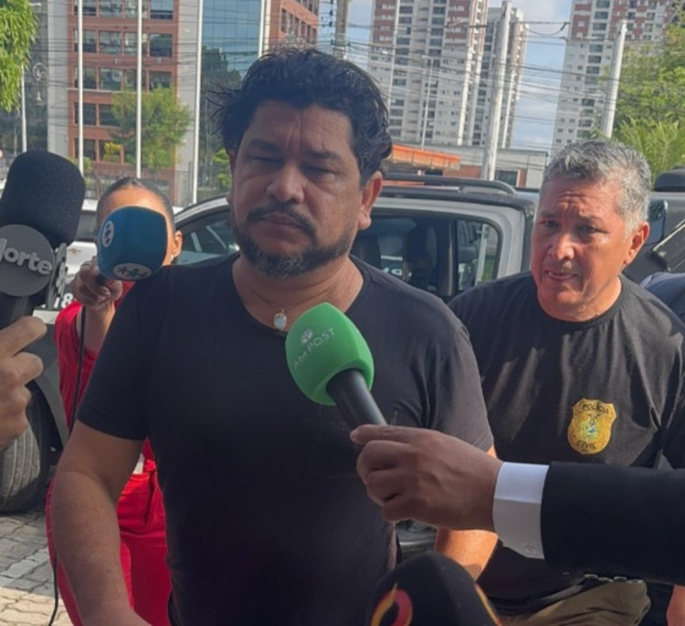 Vereador chega à delegacia - Foto: Neto Silva/Portal do Holanda