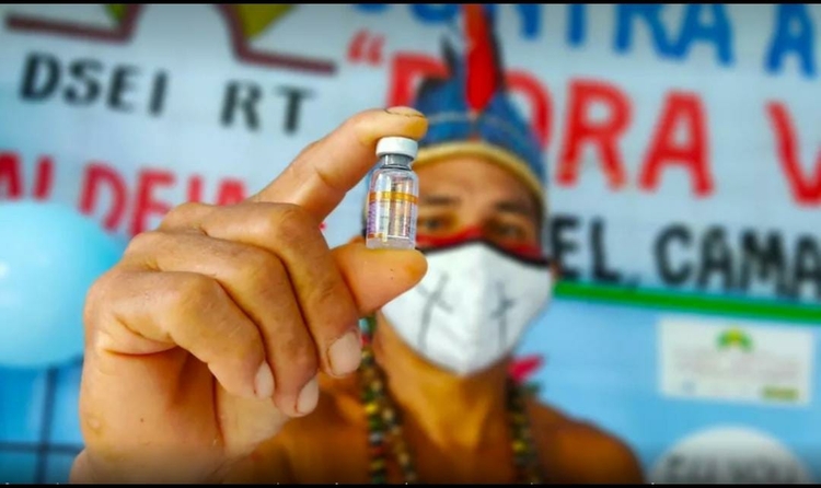 Homem segura frasco da vacina CoronaVac na região do Tapajós, no Pará — Foto: Equipe do DSEI Rio Tapajós
