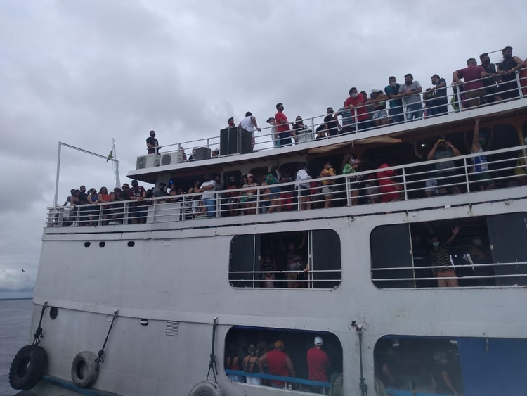  Barco estava com quase 500 pessoas - Foto: Caio Guarlotte/Portal do Holanda