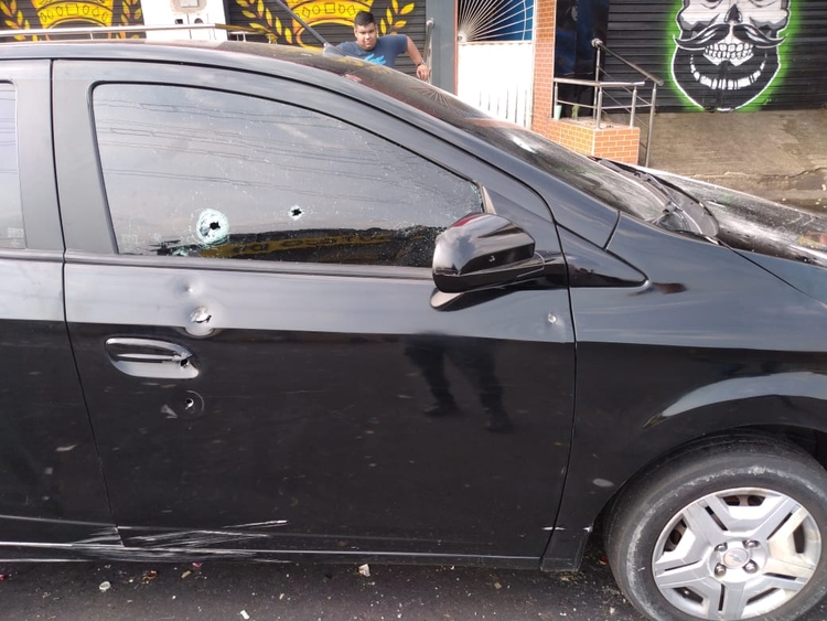 Carro foi crivado de balas - Foto: Divulgação 