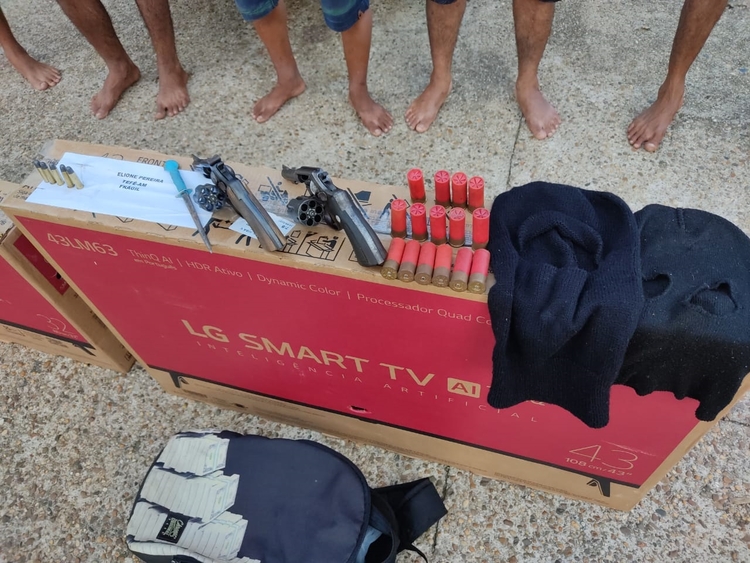 Com os cinco foram apreendidos armamentos e munições - Foto: Divulgação/PMAM