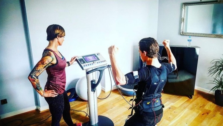 Foto: Reprodução Instagram / Ator usou o método EME (Estímulo Muscular Elétrico) para ajudar a tonificar musculos