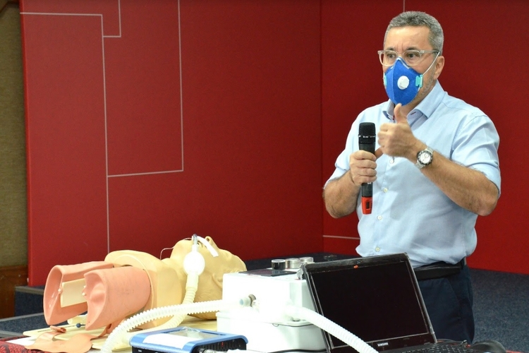 Reitor da UEA, Cleinaldo Costa, com o ventilador criado por professores da instituição / Foto: Divulgação
