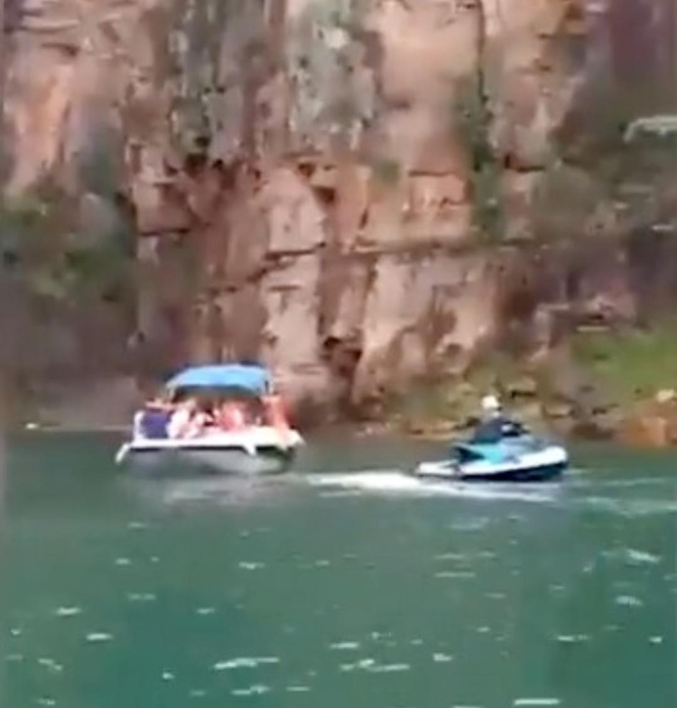 Turista registrou momento em que rocha atinge lanchas / Foto: Reprodução