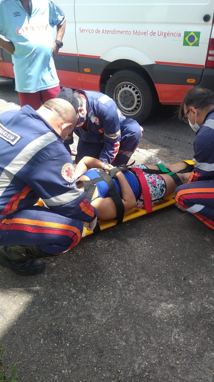Mulher foi socorrida e encaminhada ao hospital - Foto: Divulgação 