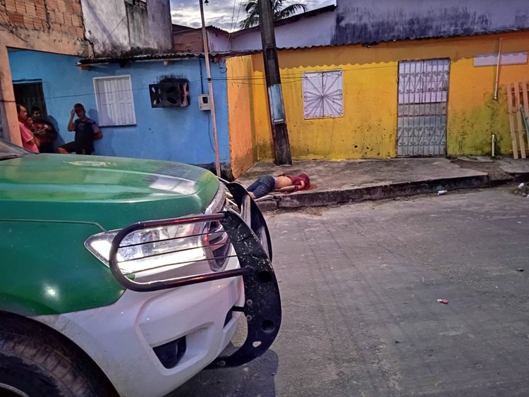 Homem foi morto a tiros - Foto: Caio Guarlotte/Portal do Holanda