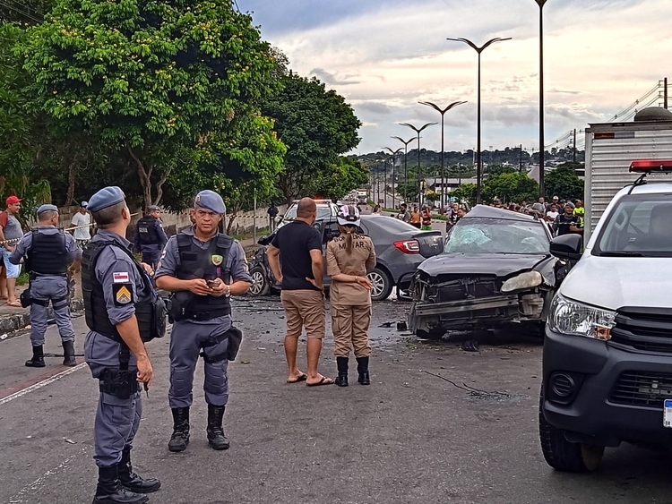 Carro invadiu a contramão e atingiu veículo da família - Foto: Caio Guarlotte/Portal do Holanda