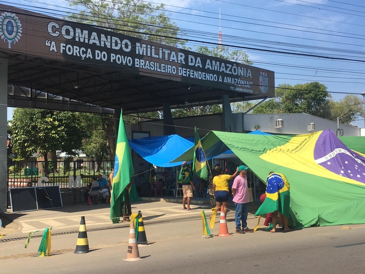 Foto: Manisfestantes continuam na frente do CMA ainda nessa manhã em Manaus / Jander Robson - Portal do Holanda