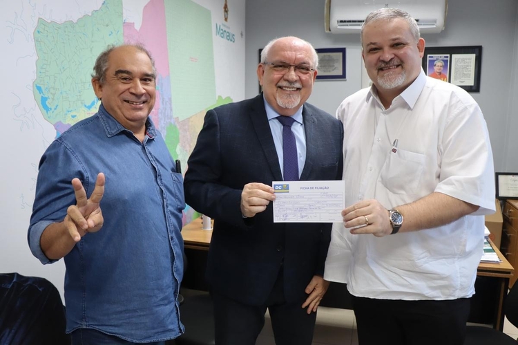 O ato de filiação ocorreu com a presença do presidente estadual do DC, Cícero Alencar, e do secretário do partido, Vital Melo Foto: Divulgação