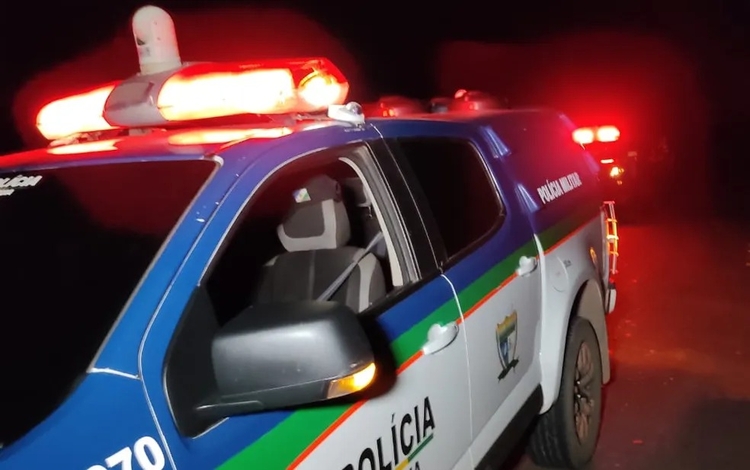 Viatura da Polícia Militar de Roraima, no local em que a vítima de homicídio foi encontrada. — Foto: Reprodução/Redes Sociais