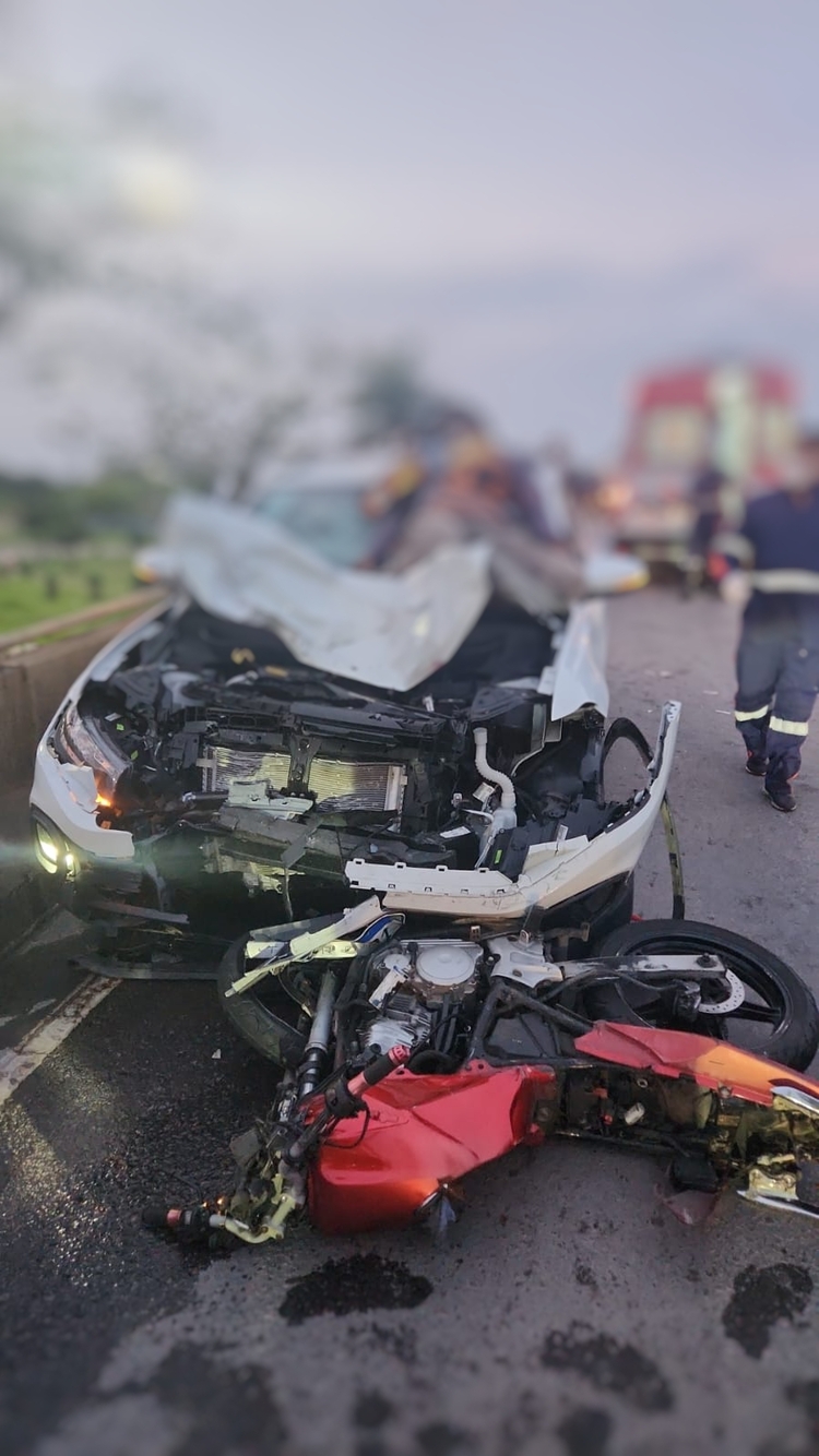 Corpo ficou preso sobre o carro - Foto: Divulgação