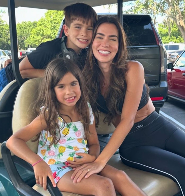 Adriana com os filhos - Foto: Reprodução/Instagram