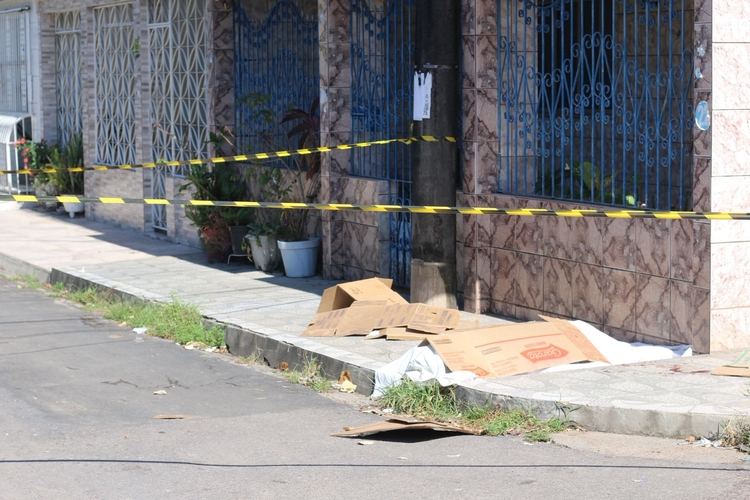 Jovem caiu morto na rua após ser esfaqueado - Foto: Jander Robson/ Portal do Holanda