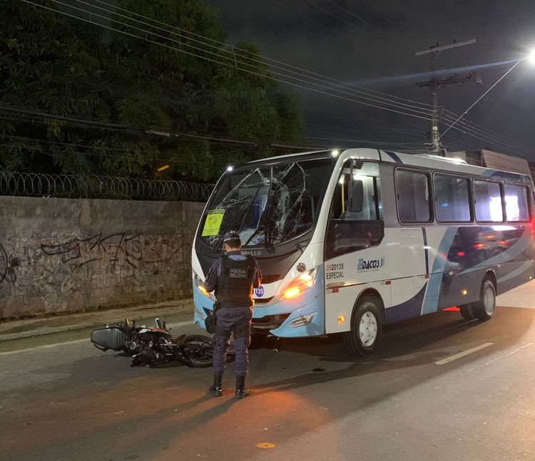 Com a batida, a motocicleta foi arrastada por uma distância estimada entre 150 e 200 metros. - Foto: Caio Guarlotte/Portal do Holanda