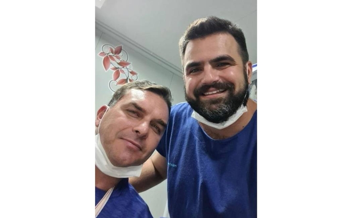 Flávio Bolsonaro e médico que o atendeu - Foto: Reprodução / Redes Sociais