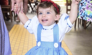 Vestida de Dorothy, filha de Henri Castelli comemora 1 aninho