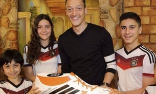 Jogador da seleção alemã doa prêmio e banca 23 cirurgias de crianças brasileiras