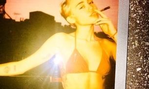 De biquíni, Miley Cyrus posta foto fumando maconha