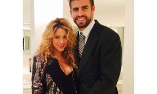 Shakira posa com Piqué e exibe barriguinha de grávida