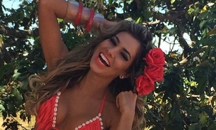 Ex-BBB Adriana Sant'Anna exibe corpão de micro biquíni em campanha