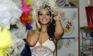 Cintia Santos tira camisa e deixa seios à mostra em loja de fantasias