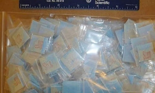 Menina de 4 anos distribui drogas da mãe pensando ser bala