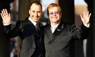Elton John e David Furnish estão com casamento marcado