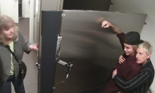 Justin Bieber e Ellen DeGeneres se escondem no banheiro e aparecem de surpresa para pessoas