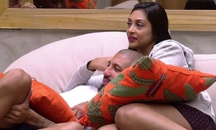 BBB 15: Amanda e Fernando assistem filme juntinhos e combinam de pular na piscina nus
