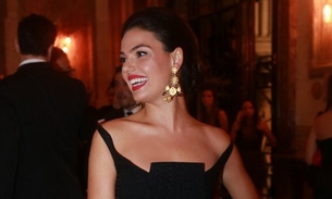 Ísis Valverde chama atenção em premiação com brincos de R$ 46 mil