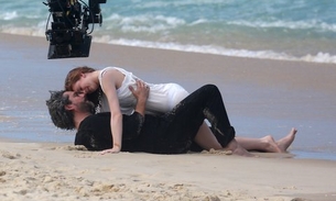Marina Ruy Barbosa beija muito de camisola na praia em gravação de novela