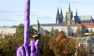 Escultura obscena gigante em Praga denuncia comunistas no governo antes das eleições