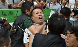 Encapuzados atacam manifestantes pró-democracia em Hong Kong 13/10/2014 12h29 GMT
