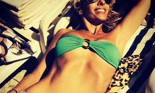 Adriane Galisteu exibe barriguinha 'negativa' em dia de praa